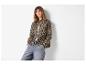 Vrouw in luipaardprint jasje en jeans