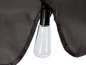 Een close-up van een glazen lamp die aan een zwarte doek is bevestigd.