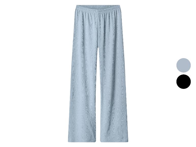 Pantalon large bleu clair texturé avec taille élastique, avec options de couleur.