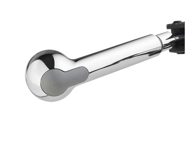 Een chromen keukenkraan met een uittrekbare sproeikop.