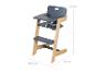 Houten kinderstoel met grijze zitting en dienblad, afmetingen 80x54x44,5 cm.