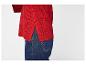 Pull en maille rouge avec fentes latérales, porté sur un jean foncé