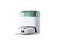 Witte robotstofzuiger met leegstation en groene watertanks.