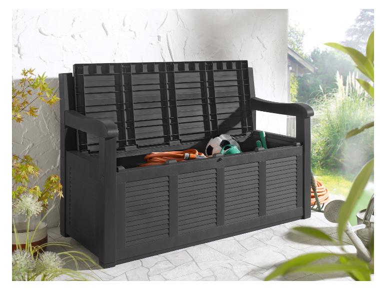Un banc de rangement noir avec le couvercle ouvert, rempli d'outils de jardin.