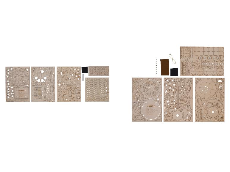 Plaques de bois découpées au laser pour un kit de modèle Crelado, incluant des pièces mécaniques et des accessoires.