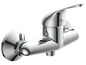 Een chromen thermostaatkraan voor de douche.