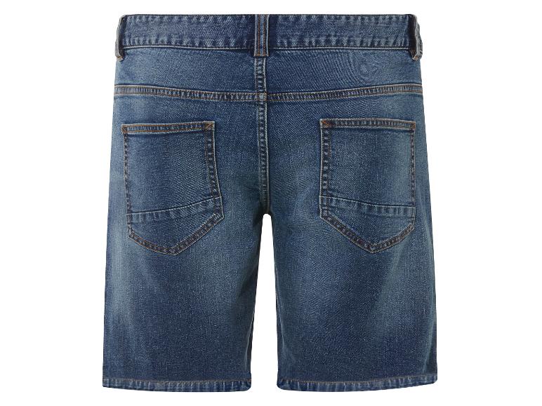 Een paar blauwe denim shorts met achterzakken.