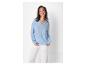Stijlvolle lichtblauwe blouse en witte broek voor dames.