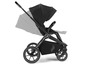 Een zwarte wandelwagen van Mamas & Papas met grote wielen.