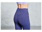 Leggings bleu foncé avec un motif subtil et le logo Alo Yoga.