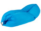 Blauwe opblaasbare loungebank voor buiten.