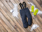 Skipak, wanten en sneeuwballen op een houten vloer