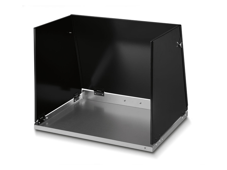 Een zwarte beschermkap voor een barbecue.