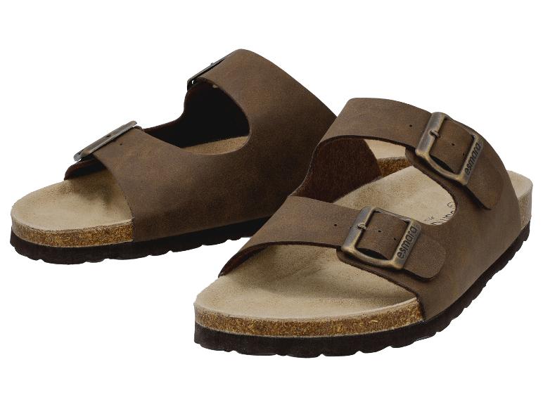 Une paire de sandales marron à deux brides avec semelles en liège et boucles métalliques.