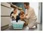 Une famille fait la lessive avec un panier à linge pliable.