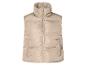 Un gilet beige rembourré avec fermeture éclair.