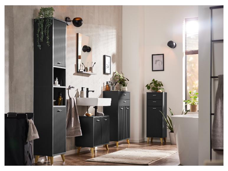 Moderne donkergrijze badkamermeubels met gouden poten, inclusief hoge kast, wastafel en zijkasten.
