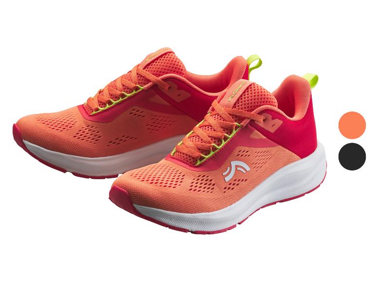 Een paar oranje en rode sportschoenen met limoengroene accenten.