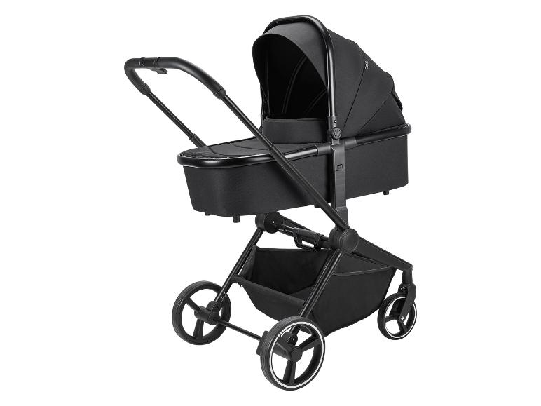 Een zwarte kinderwagen met een zonnekap