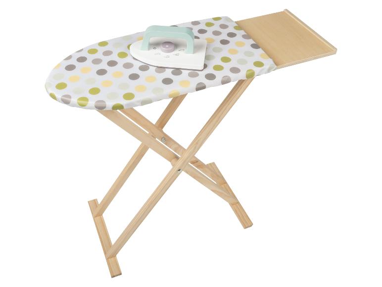 Houten strijkplank met speelgoedstrijkijzer, met stippenpatroon.