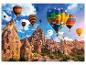 Kleurrijke heteluchtballonnen vliegen over de sprookjesachtige schoorstenen van Cappadocië.