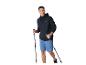 Man in zwarte hoodie en blauwe korte broek, met wandelstokken, glimlachend.