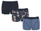 Drie katoenen boxershorts voor heren: één marineblauw, één met bloemenpatroon en één lichtblauw.