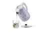 SilverCrest waterkoker met blauw-wit patroon, water in een mok gietend.