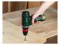 Un homme utilise une perceuse-visseuse Parkside X20V Team pour percer du bois.