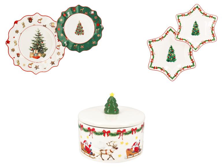 Kerstthema servies met borden en een koekjespot.