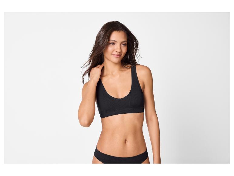 Vrouw in zwarte sportbeha en slip