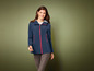 Une femme portant une veste bleu foncé avec des détails rouges.
