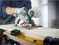 Une personne utilisant une scie circulaire Parkside pour couper du bois.