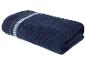 Serviette de bain bleu foncé avec des rayures décoratives grises, bleu clair et blanches