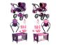 Poppenspeelset met kinderwagen, reiswieg en accessoires in paarse en roze tinten.