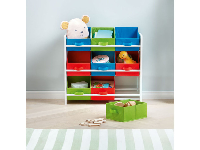 Étagère de rangement avec des paniers colorés pour les jouets.