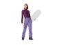 Vrouw in paarse snowboardbroek en top, met een wit snowboard.