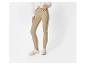 Legging beige et cardigan blanc en maille torsadée, portés avec des baskets blanches.
