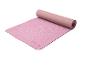 Roze yogamat, gedeeltelijk opgerold, met een gestructureerd oppervlak en productcode.