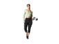 Femme en tenue de sport tenant un tapis de yoga.