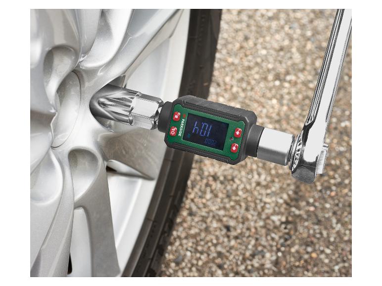 Une clé dynamométrique numérique Parkside est utilisée pour serrer un écrou de roue.