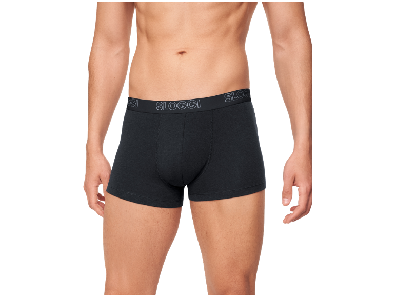 Man in zwarte boxershorts met elastische tailleband met tekst.