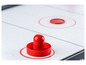 Een rode puck op een tafelhockeytafel.