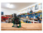 Un ventilateur X-Tool vert sur une table en bois dans un atelier.
