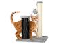 Un chat roux près d'un poteau à griffer avec une brosse de toilettage.