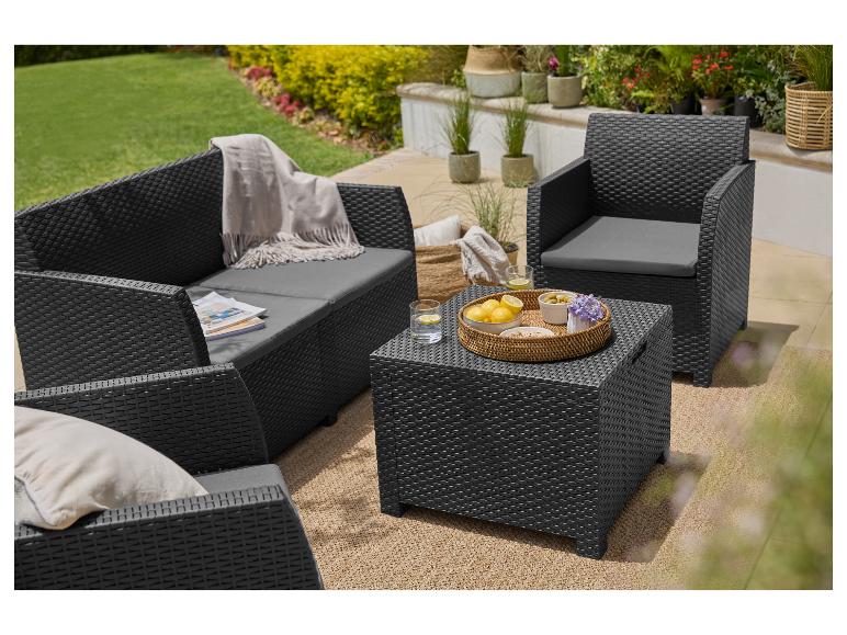Ensemble de mobilier d'extérieur en rotin noir avec coussins gris, table et décorations.