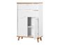 Witte ladekast met twee laden en twee deuren, met lichte houten poten.