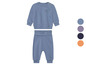 Ensemble jogging bébé bleu avec sweat-shirt.