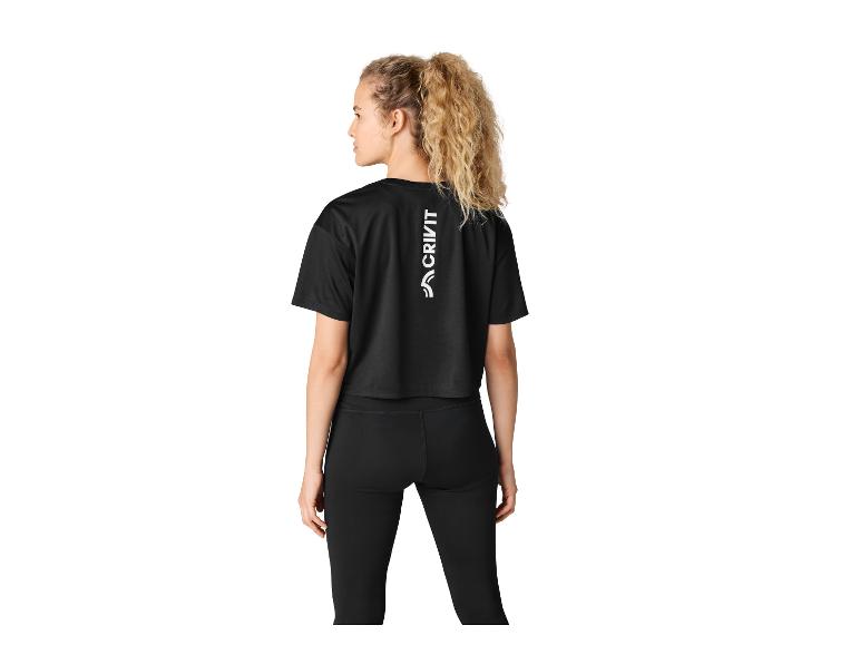 Vrouw in zwarte sporttop en zwarte legging, van achteren gezien.