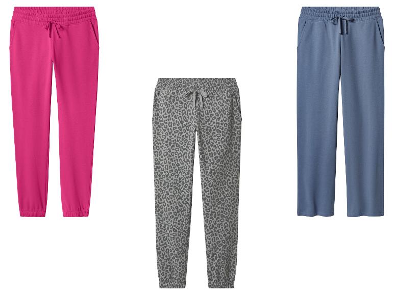 Drie joggingbroeken: fuchsia, grijs met luipaardprint en blauw.